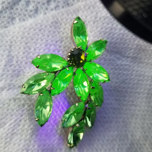 Relisted Vintage uranium glass rhinestone brooch green sparkly depression UV pin - Picture 7 of 14